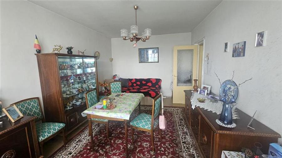 Apartament cu 3 camere decomandat în Berceni