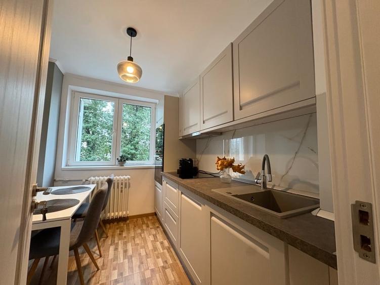 Apartament cu 3 camere decomandat, mobilat în Titan