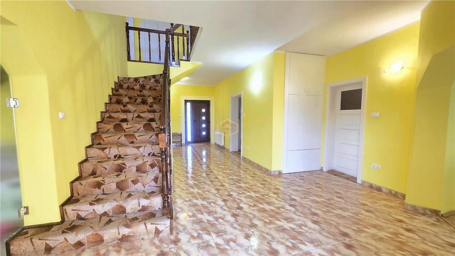 Casă individuală cu 7 camere cu Teren 1384 Mp în Vest