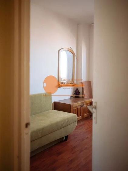 Apartament cu 4 camere semidecomandat, mobilat în Rahova