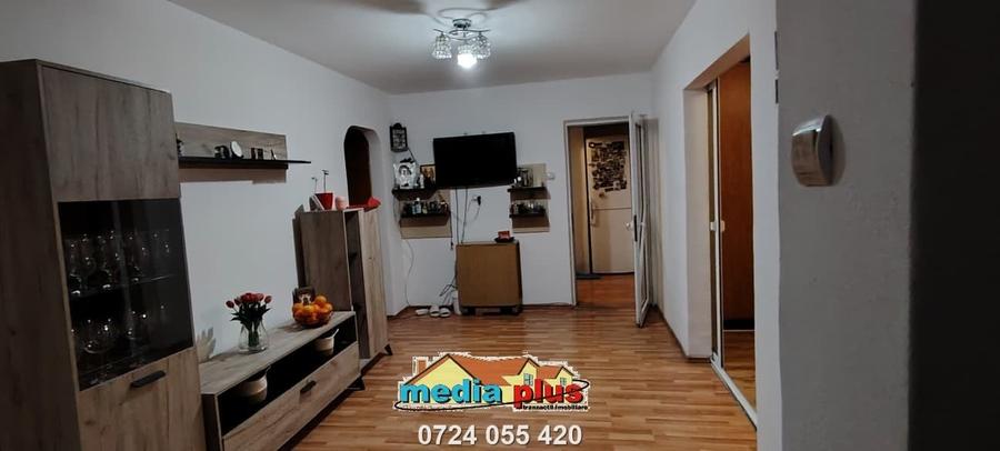Vânzare apartament 3 camere, etaj 1, Micro 19 – mobilat complet - 1