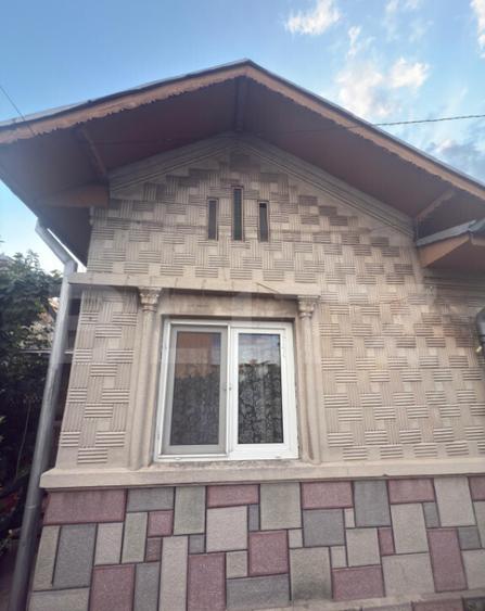 Casa de vanzare 5 camere + dependente - 12