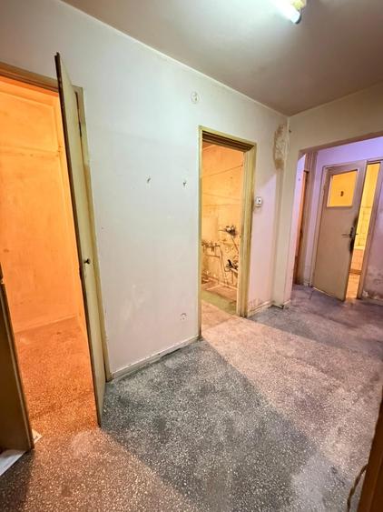 Titan, la 5 minute metrou Costin Georgian, pe intrarea Muncii, bloc 1977 - 9