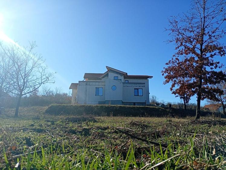 Casă lângă oraș+ teren 1253 mp priveliște superbă ,loc pentru 2 case - 1