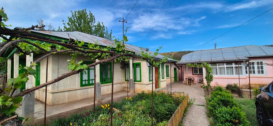 Vând 2 corpuri casa si teren 2000 mp - 3