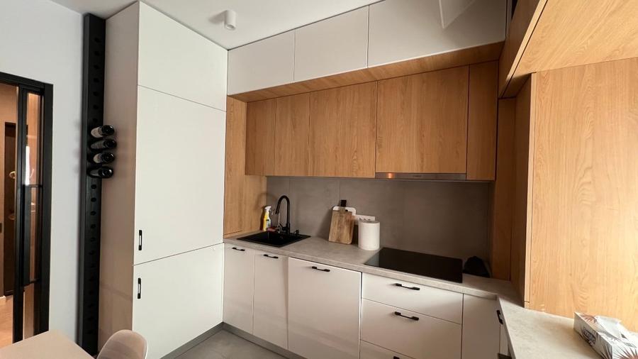 Apartament cu 3 camere semidecomandat, mobilat în Calea Călărașilor