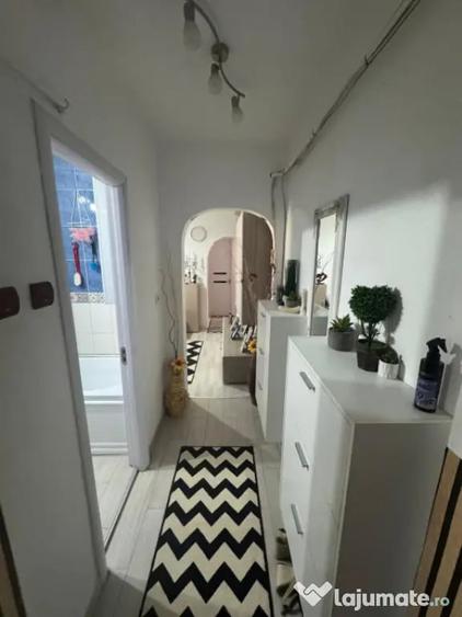 Apartament cu 4 camere semidecomandat în Craiovița Nouă