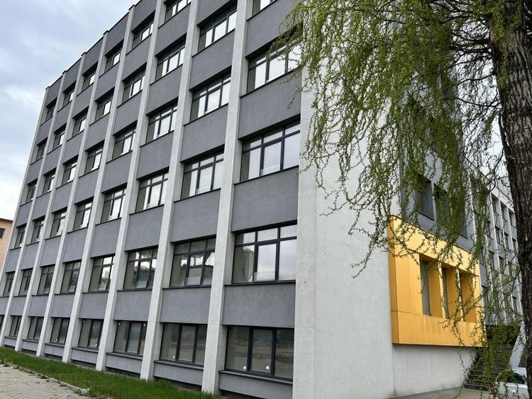 Cladire de vanzare D+P+4 cu 4670mp utili si curte 3650mp la 1280euro/mp - 4