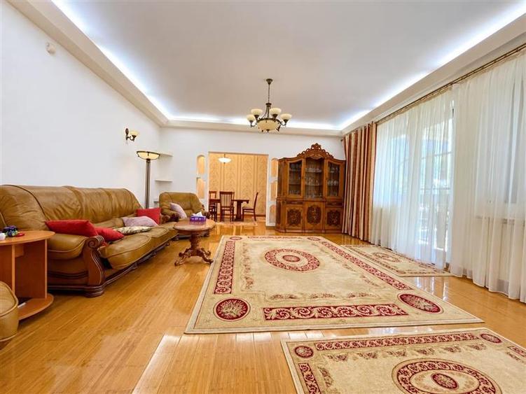 Casă individuală cu 6 camere cu Teren 911 Mp în Central