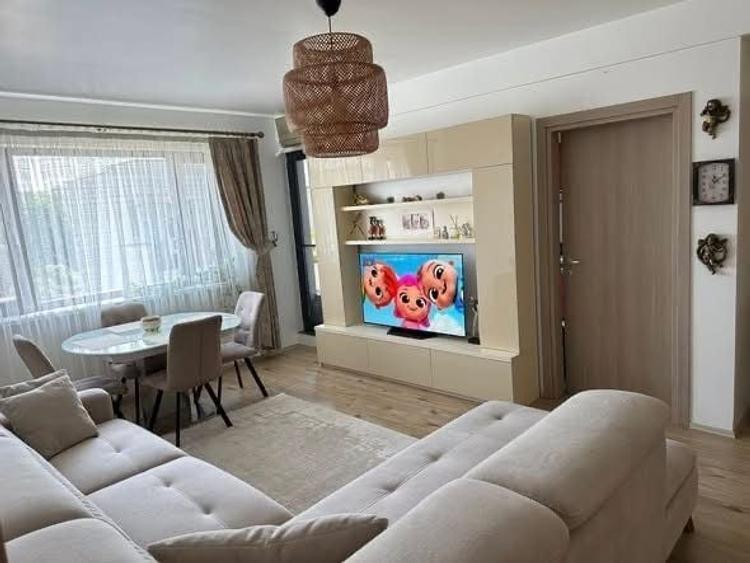 Apartament cu 3 camere decomandat în Est