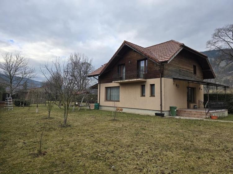 Casă individuală cu 4 camere decomandat cu Garaj în Central