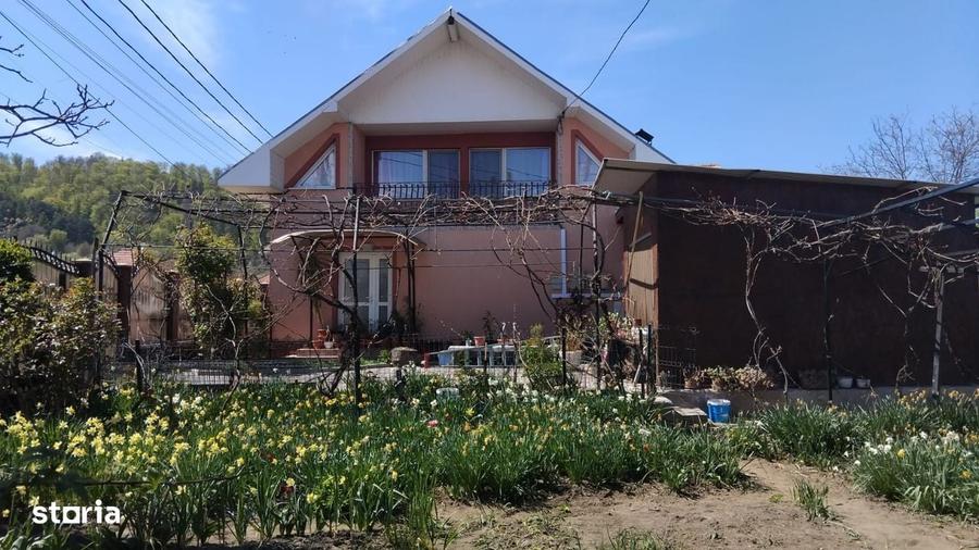 Casă cu 4 camere în Coman