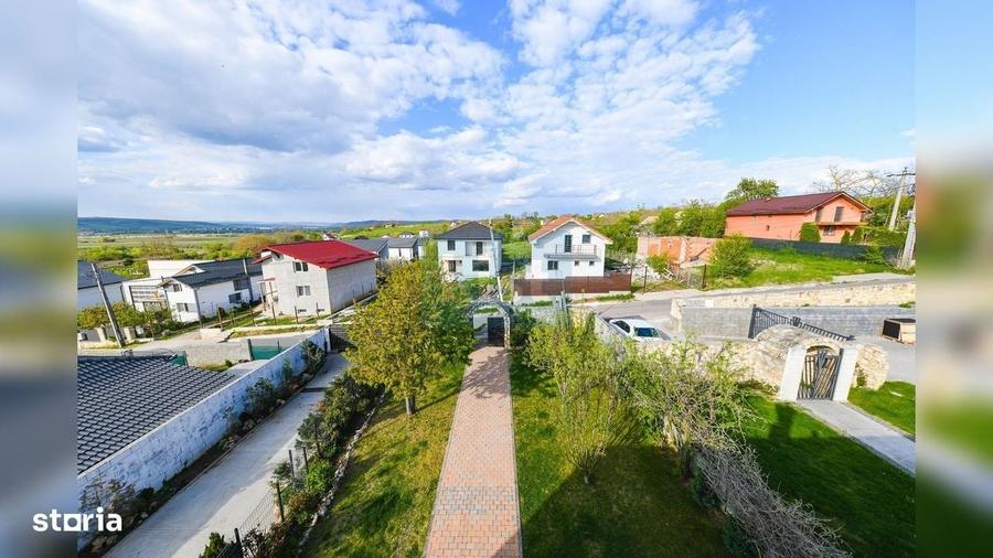 Casă cu 4 camere în Sub Coastă