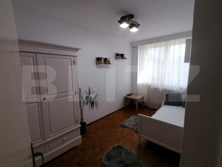 Apartament cu 3 camere semidecomandat, mobilat în Central