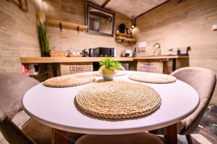 Apartament cu 3 camere semidecomandat, mobilat în Central