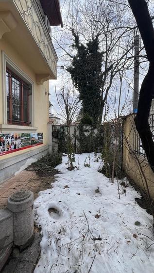 Casă individuală cu 10 camere cu Canalizare în Cotroceni