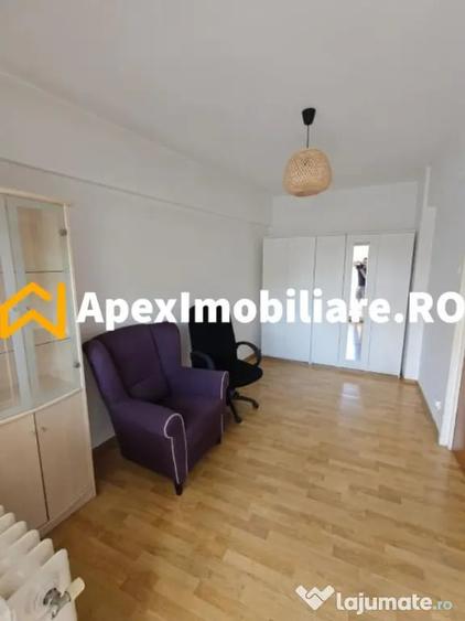Apartament cu 3 camere semidecomandat în Universitate