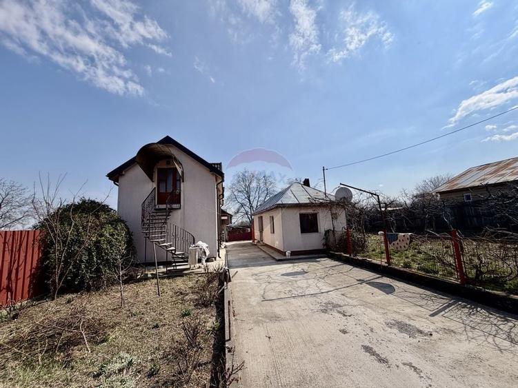 Casă / Vilă cu 4 camere de vânzare - 1