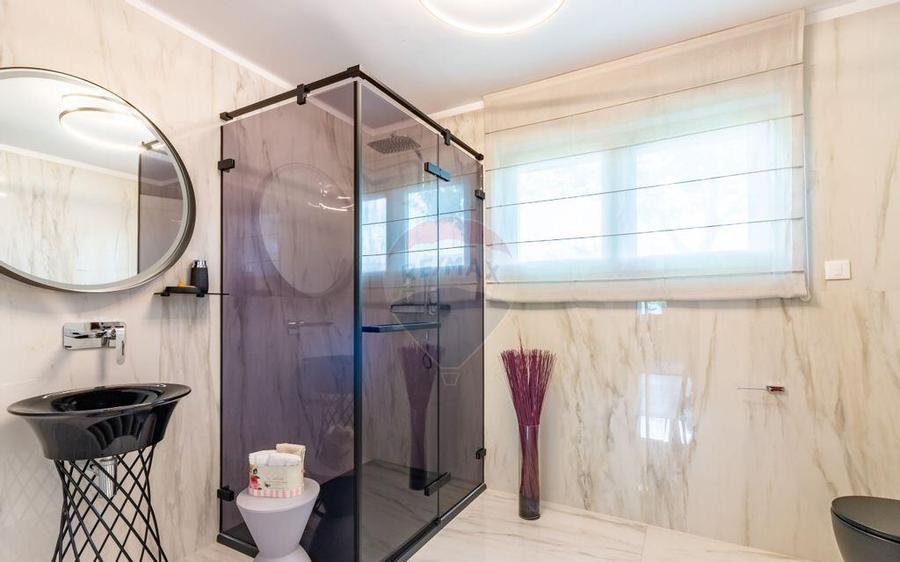 Vila + casa de oaspe?i + casa angaja?i | 12 camere |... - 16