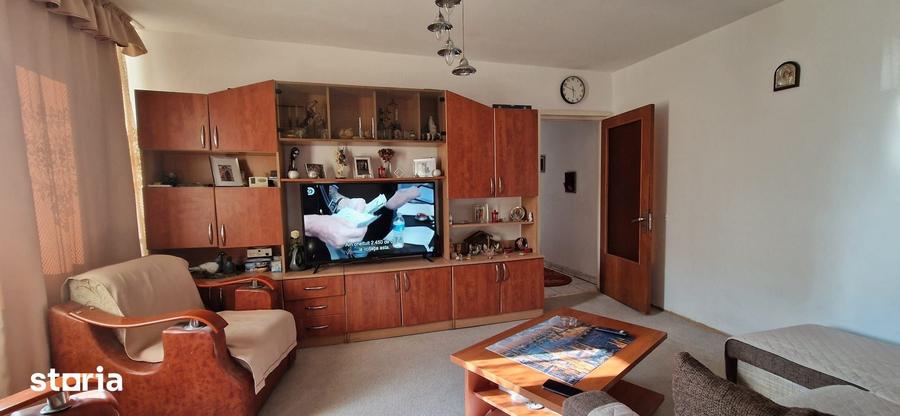 Apartament cu 3 camere semidecomandat în ICIL