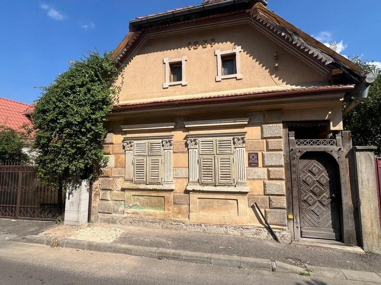 Casa istorica de vanzare in Scheii Brasovului - 1