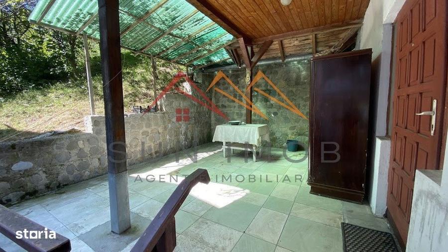 Vila de vanzare, teren 3100 mp, 7 camere, 6 grupuri sanitare, 3 CT, an - 6