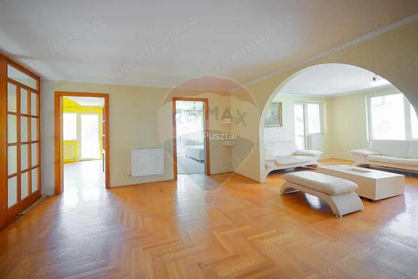 Casa cu 6 camere ?i 1000mp teren de vanzare in Sanmartin