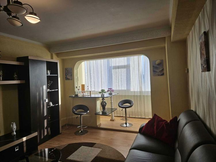 PROPRIETAR, inchiriez ap 3 camere ULTRACENTRAL, total mobilat si renovat - 1