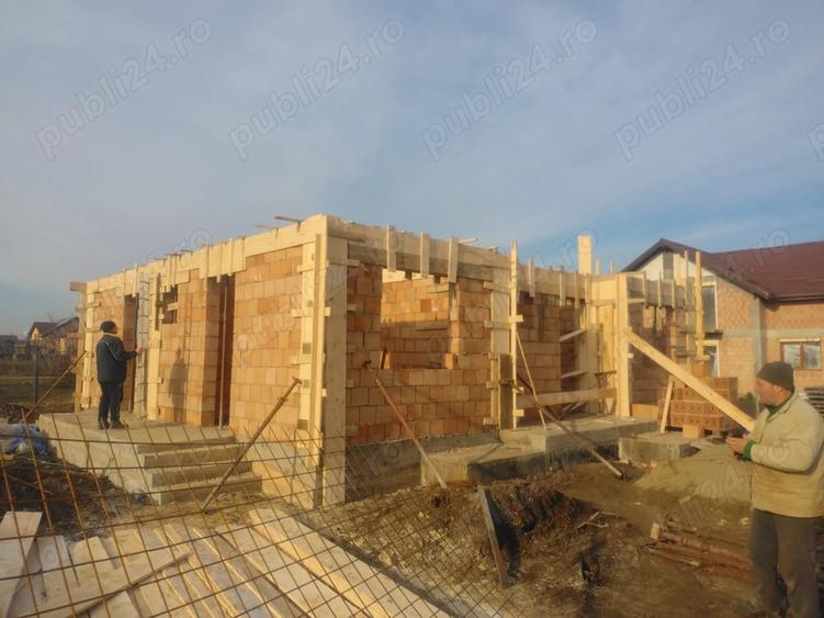 Case la ro?u in faza de proiect sau la cheie. ?i teren de vanzare 1540 metri patrati - 2