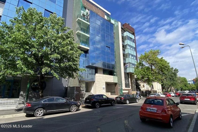 Apartament cu 6 camere decomandat în Polonă