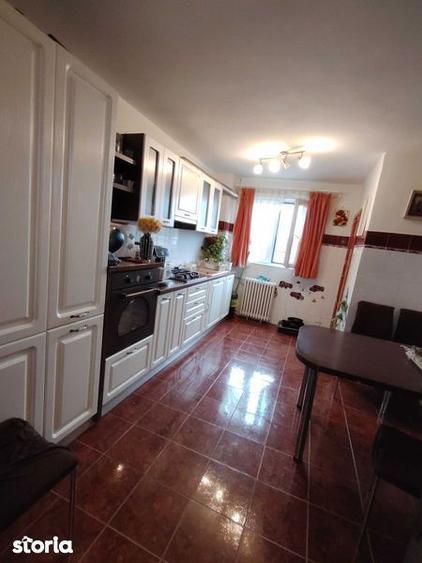 De vanzare apartament 4 camere - 1