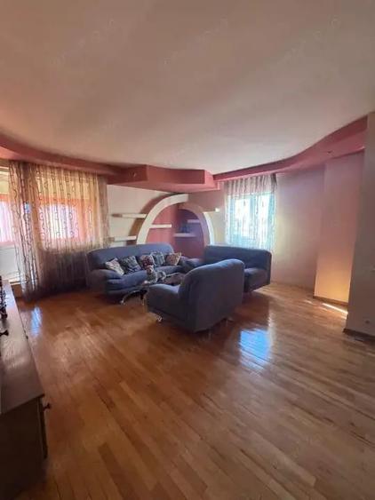 Casă cu Teren 2500 Mp în Siret