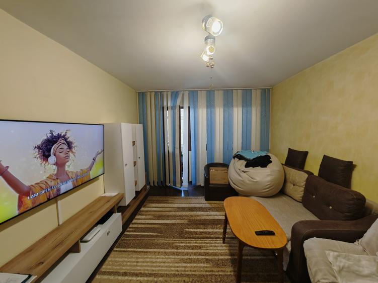 Apartament cu 3 camere decomandat în Cornișa