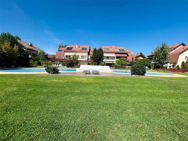 Duplex cu 6 camere cu Piscina în Iancu Nicolae