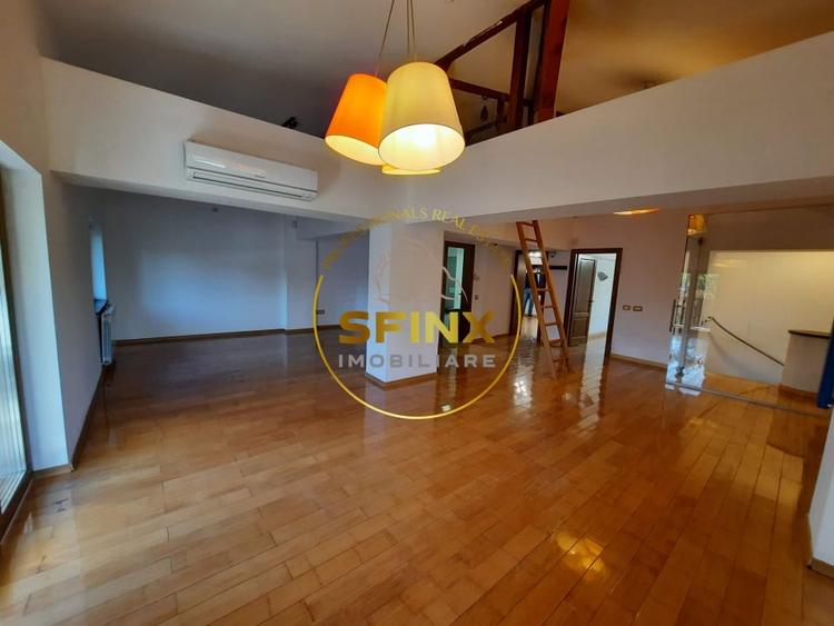 Casă individuală cu 8 camere cu Canalizare în Unirii