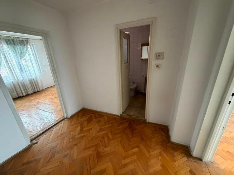 Apartament cu 3 camere semidecomandat în Punctele Cardinale