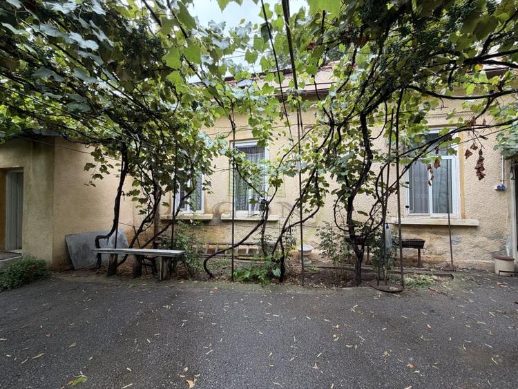 Casă cu 3 camere cu Canalizare în Central