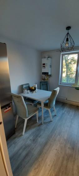 Apartament cu 3 camere semidecomandat, mobilat în Hipodrom