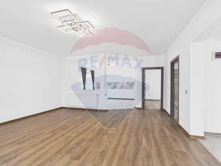 Casă individuală cu 5 camere cu Teren 457 Mp în Dobreni