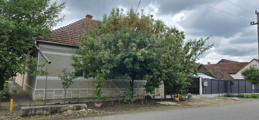 Casă / Vilă de vanzare cu 3 camere central Chisineu Cris - 1