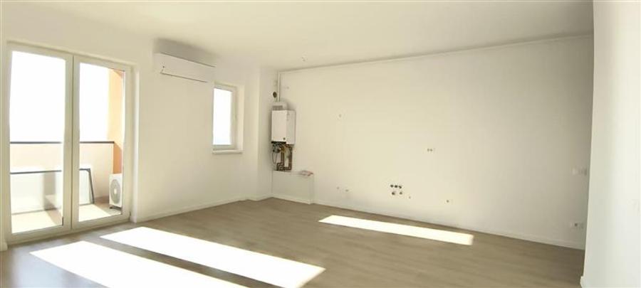 Apartament cu 3 camere nedecomandat în Aradului