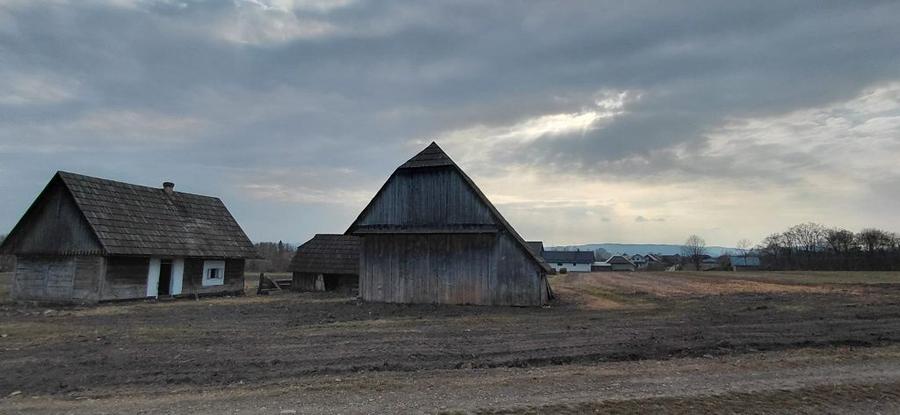 Teren intravilan si casa traditionala in Horodnic de Jos - 2