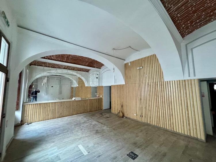 2 spatii in  Piata Unirii (84mp si 71mp) - 1