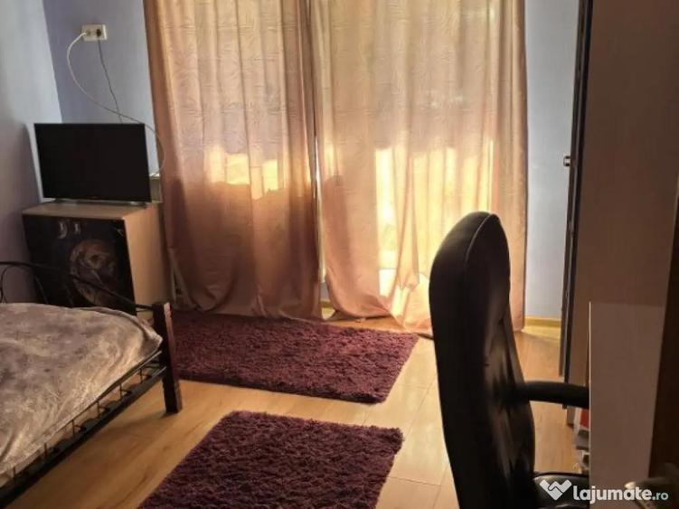 P-Ta Revolutiei, 2 camere, decom., etaj 1 - 3