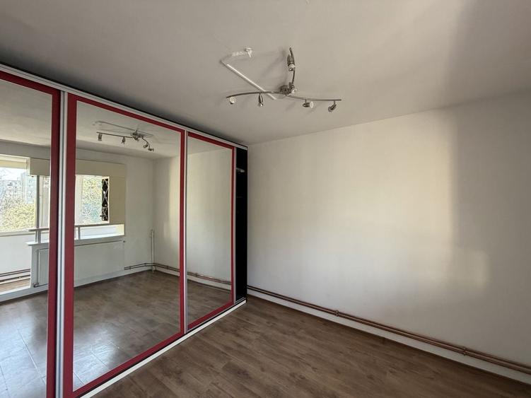 Apartament cu 3 camere decomandat în Exterior Vest