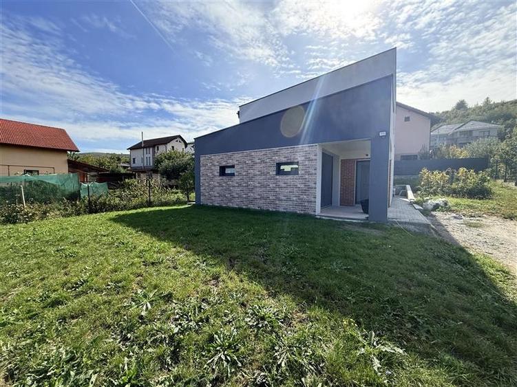 Casa  moderna  finisata  cu 550mp teren la limita Cluj Napoca cu Dezmir - 1
