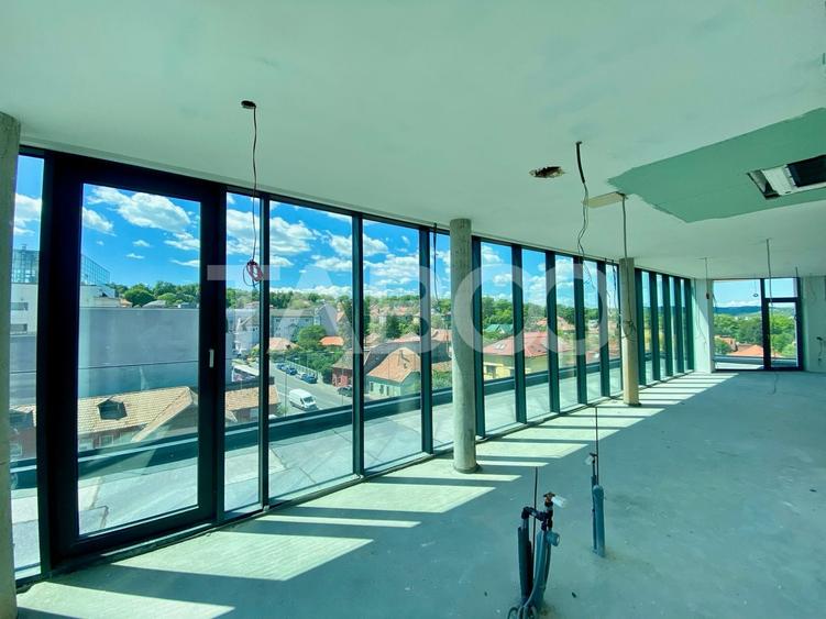 Penthouse cu 3 camere semidecomandat în Central