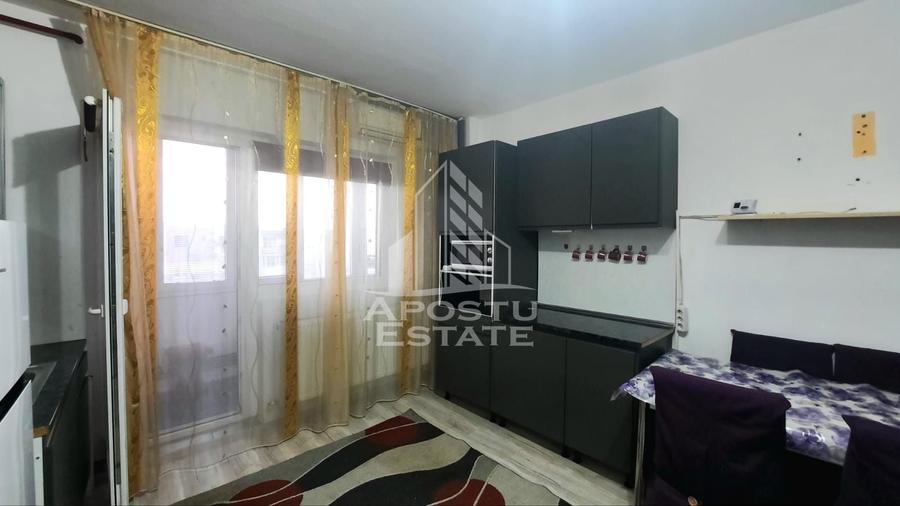 Apartament cu 3 camere semidecomandat, mobilat în Miorița