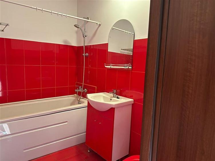 Apartament cu 4 camere semidecomandat în Berceni