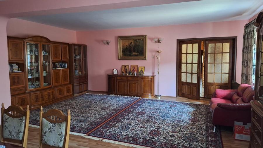 Casă individuală cu 9 camere cu Canalizare în Central